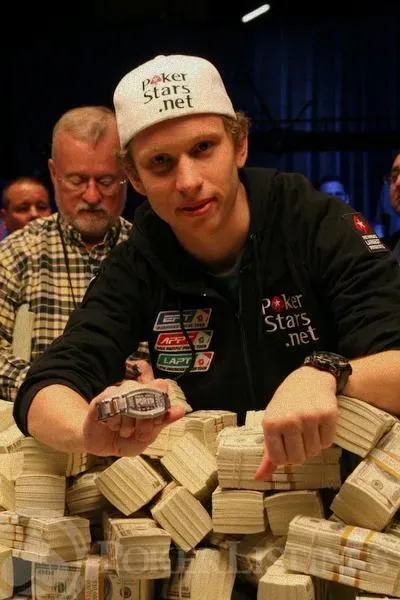 اعتزال بيتر إيستجيت- قصة بطل البوكر الذي تخلى عن عرشه (2010)