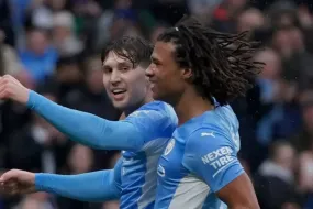 توتنهام يستهدف مدافع مانشستر سيتي آكي وتعزيزات أخرى بالدوري الإنجليزي