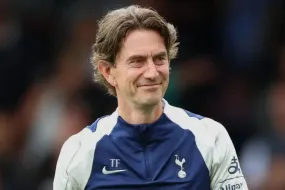 توتنهام يستهدف أكانجي من مانشستر سيتي بعد ضم سيمونز