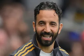 مانشستر يونايتد يرفع عرضه لحارس المرمى لامينس، ومارتينيز بديلًا محتملاً