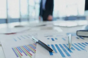 خطأ قانوني يهدد قضية بازوف في تداول الأسهم الداخلية لأمايا