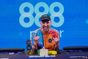 إيان سيمبسون يفوز ببطولة 888poker LIVE الرئيسية في مدريد 2025