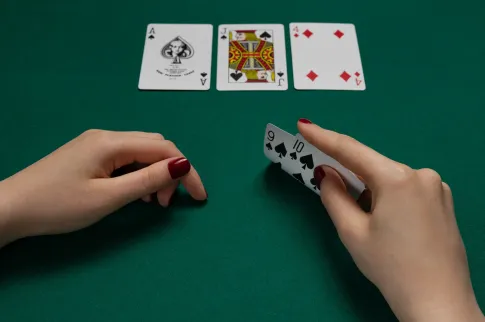 公平RNG真人发牌:扑克中的随机性：混合策略与随机数生成器