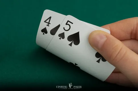 同花五四扑克牌策略：翻牌前后的技巧