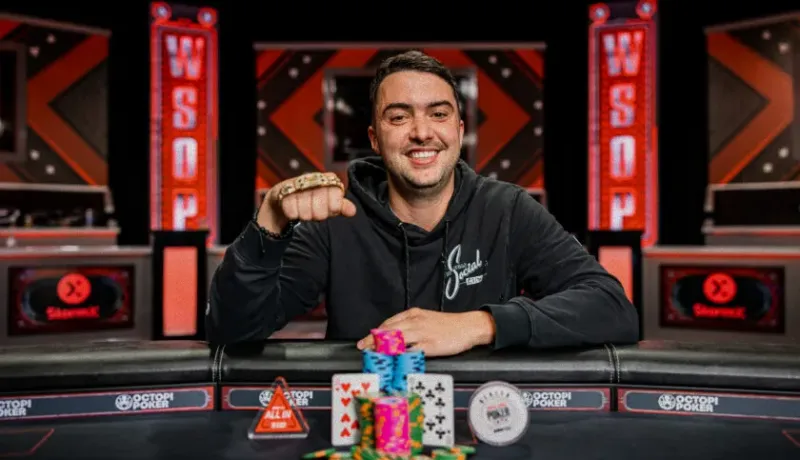 Asher Conniff 在 WSOP 赛事中赢得金手链,完成逆转