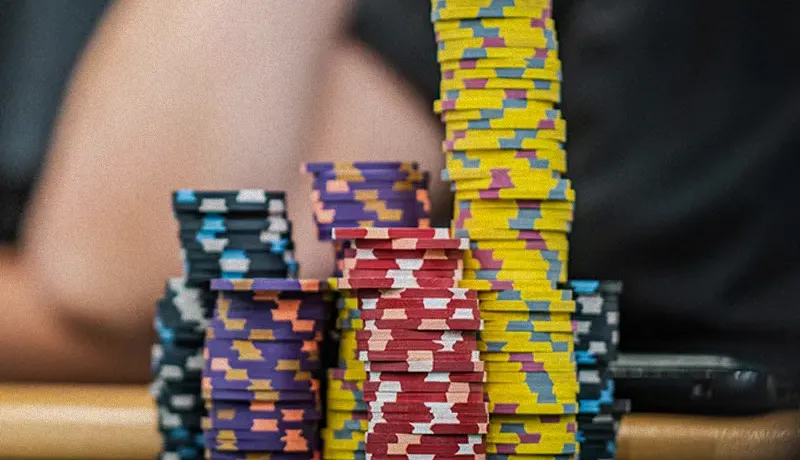 新手容易赢钱的美女发牌扑克站:WSOP主赛事:第三天筹码领先者能走多远?