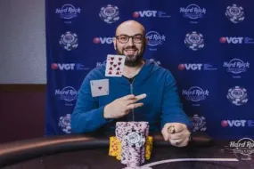 أخيرًا آرثر موريس يحقق فوزه الأول في بطولة بوكر