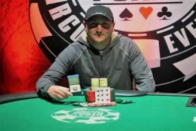 فاز بريت بدر بلقب الحدث الرئيسي في سلسلة بوكر العالمية في هاراهز شيروكي بمبلغ 364,104 دولار