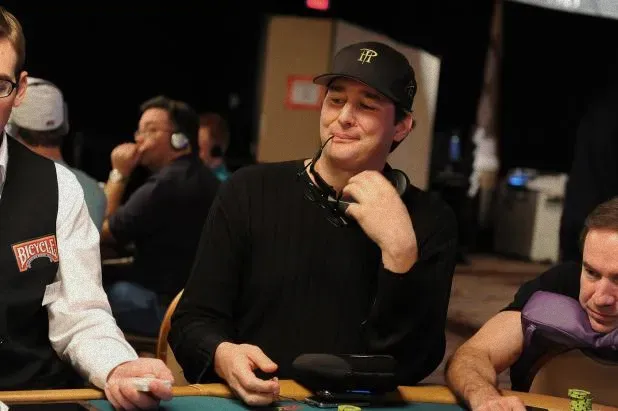 德州扑克(Texas Hold'em):2011年WSOP:赫尔穆斯冲击第12条金手链