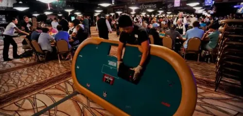 世界扑克系列赛主赛事：荣耀与挑战并存的扑克盛宴
