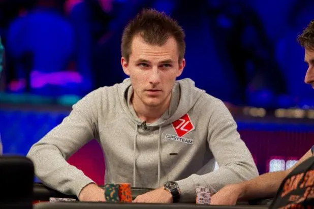 德州扑克app谷歌:WSOP主赛事:十一月九人赛即将到来,冠军之争引人瞩目