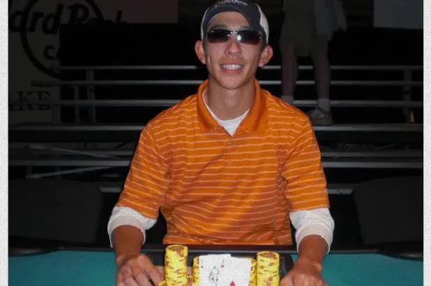 扑克选手伊万·霍姆斯在WSOP比赛中获胜