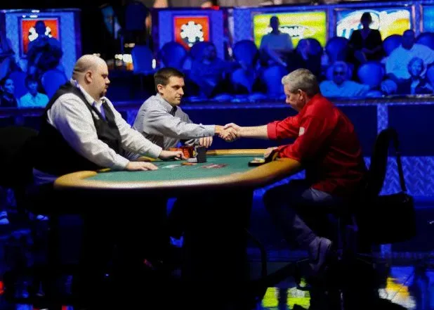 线上玩真人德州扑克:2011年WSOP：克里斯·维奥克斯夺冠，赛事回顾与统计