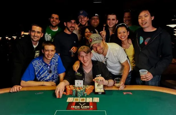 德州扑克AI:杰森·索默维尔在 WSOP 中赢得金手镯,称霸无限注锦标赛