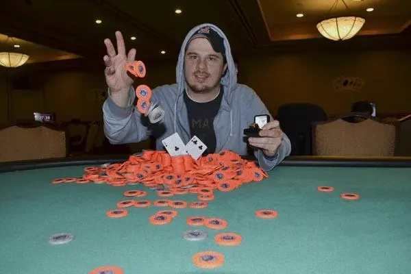 德州扑克赢钱技巧新手必看:凯文·麦考尔根赢得 WSOP 巡回赛，关注慈善事业