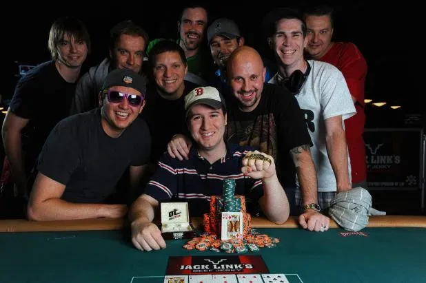 赢钱扑克:2011 年 WSOP 锦标赛：贾斯汀·佩奇赢得单挑赛，创纪录不断