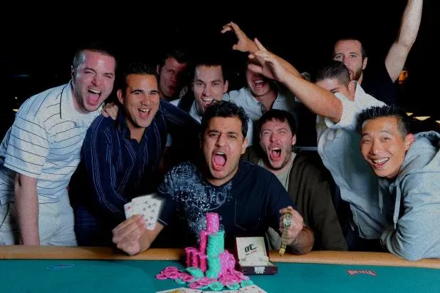 德州能赚:2011年WSOP：欧维斯·艾哈迈德摘得金手镯，业余玩家书写传奇