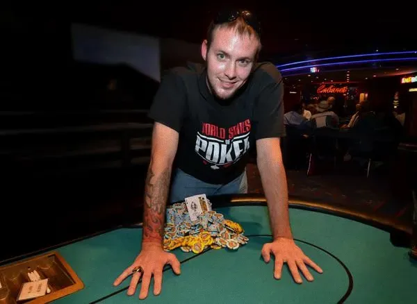 德州扑克怎么玩才不输钱:Cyle Curtis 在太浩湖 WSOP 赛事中夺冠
