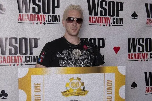 线上德州扑克能不能长期打:ElkY 赢得 2010 年 WSOP 冠军锦标赛席位