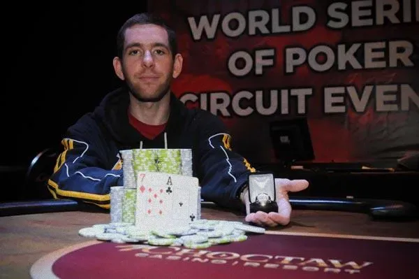 新手玩德州扑克怎么入门:杰森·西蒙赢得Choctaw赌场度假村WSOP巡回赛冠军