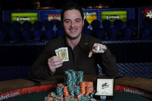 德州扑克怎么提现到支付宝:2011 年 WSOP 比赛战况回顾：马克·施密德夺冠