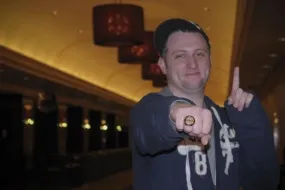 نيك ستون يتوج بطلاً في حلقة WSOP هاراز سانت لويس