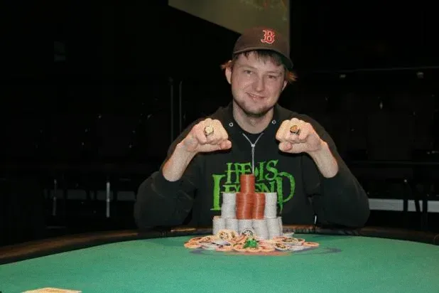 德州扑克可以用什么方式充值:韦伯热席卷WSOP巡回赛:马修·韦伯称霸图尼卡