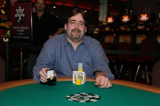 道格·洛夫莱斯在哈拉斯圣路易斯 WSOP 巡回赛中获胜