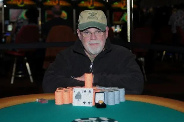 鲍勃·厄比在 Harrah"s 圣路易斯 WSOP 巡回赛老年组赛事中获胜
