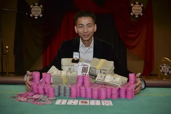 线上扑克真钱平台:2012 WSOP 巡回赛主赛事：Tuan Phan 爆冷夺冠